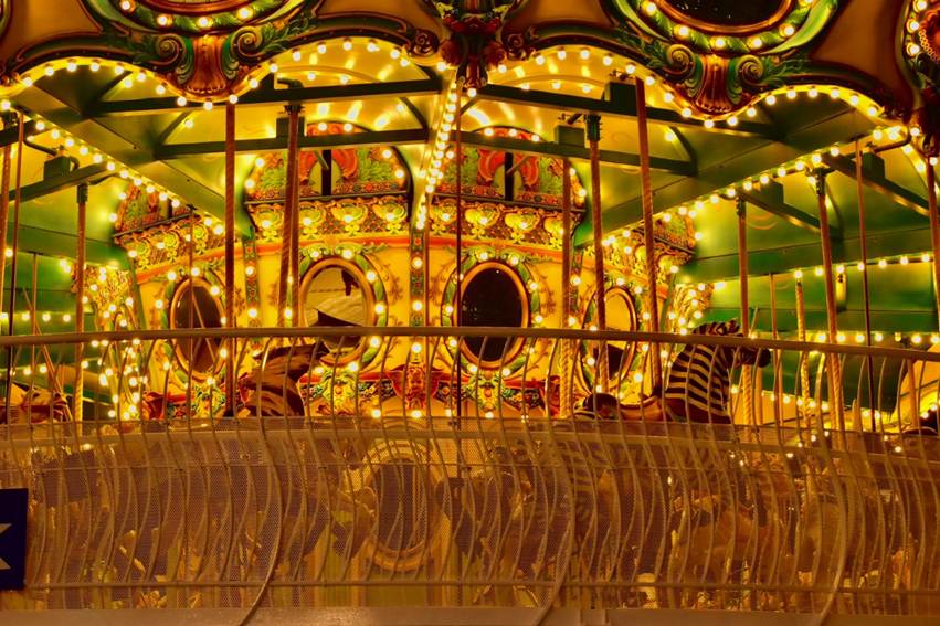 回転木馬に乗っている人たち

AI 生成コンテンツは誤りを含む可能性があります。