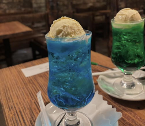 テーブルの上にあるケーキとコーヒー

AI 生成コンテンツは誤りを含む可能性があります。